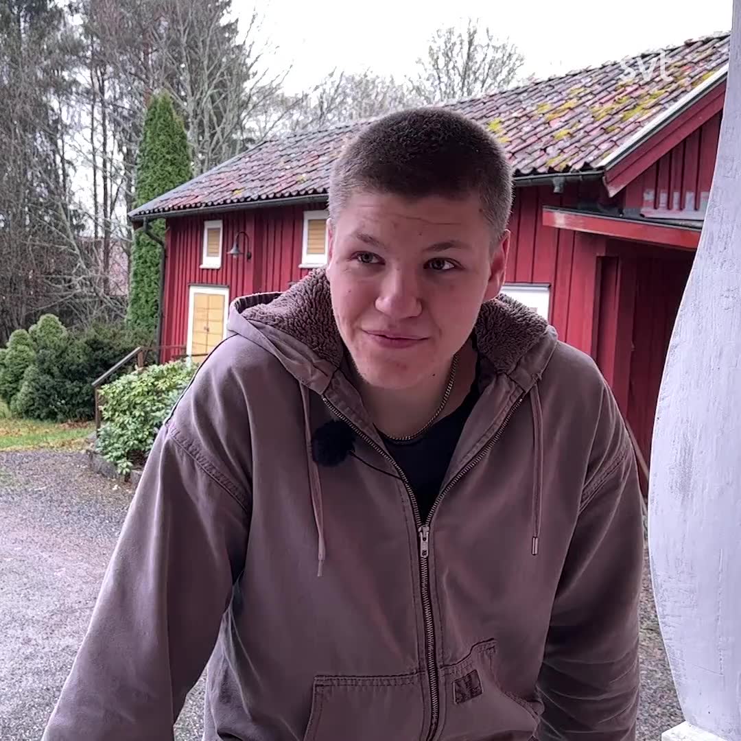 Gabriel vägrar smartphone – använder farfars knapptelefon